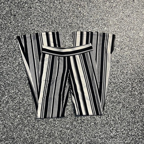 LOW RISE FLARE PANTS 🖤🤍 - Picture 2 of 3